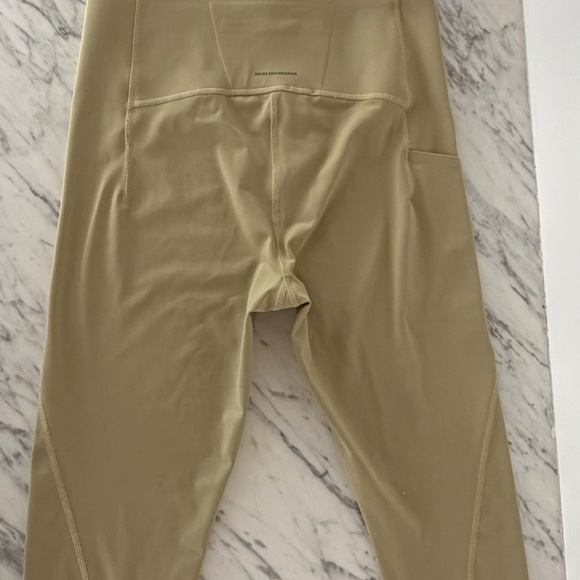 On Running High-Waist Active Leggings + Matching Crop Top - Picture 6 of 7